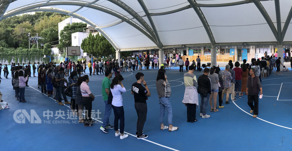 107年地方公職人員選舉及全國性公民投票案第7案至第16案24日投開票,不少投票所出現排隊人潮。中央社記者徐肇昌攝 107年11月24日