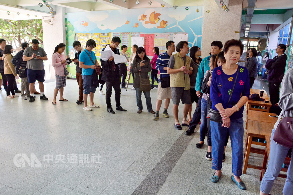 107年地方公職人員選舉及全國性公民投票案第7案至第16案24日舉行投票,由於新莊區頭前國小投票所選民眾多,加上公民投票造成塞車,選民平均都要花將近一小時投票。中央社記者黃旭昇新北市攝 107年11月24日