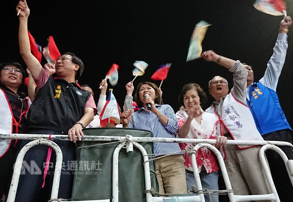 2018九合一選舉,國民黨嘉義市長候選人黃敏惠(右4)24日晚間自行宣布當選,她登上宣傳車向支持者表示,「這次的勝利,是大家的勝利」。(黃敏惠競選總部提供)中央社記者江俊亮傳真 107年11月24日