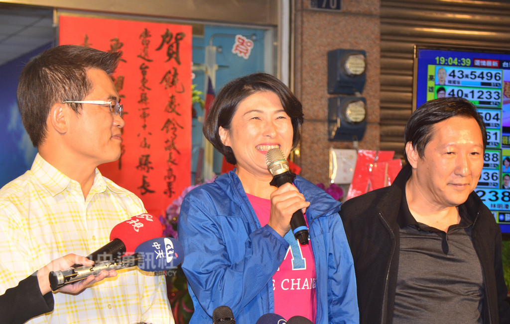 台東縣長選舉,國民黨候選人饒慶鈴(中)24日晚間開票後一路維持領先,隨後由現任縣長黃健庭 (左)、後援會總召吳俊立(右)陪同出面自行宣布當選,她說,未來4年將會全力為台東付出。中央社記者盧太城台東攝 107年11月24日