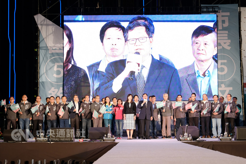 九合一選舉暨公投24日進行投開票,民進黨桃園市長候選人鄭文燦24日晚間自行宣布連任成功,鄭文燦除感謝市民支持,也表示「對我來講這是沒有喜悅的勝利」,未來要更謙卑、更承擔,也要更認真更打拚。中央社記者吳睿騏桃園攝 107年11月24日