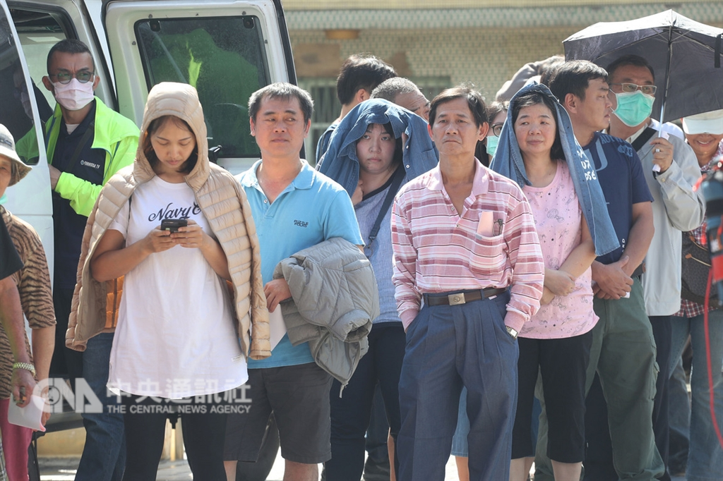 九合一選舉投票日24日舉行,投開票所上午大排長龍,大批民眾在烈日下排隊等待投票。中央社記者吳翊寧高雄攝 107年11月24日