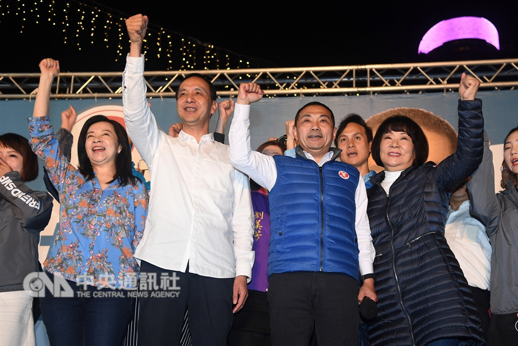 2018九合一選舉24日投開票,國民黨新北市長候選人侯友宜(前右2)開票持續領先,晚間和難得露面的太太任美玲(前右)及市長朱立倫(左3)等陪同下,一起登台宣布當選。中央社記者孫仲達攝 107年11月24日