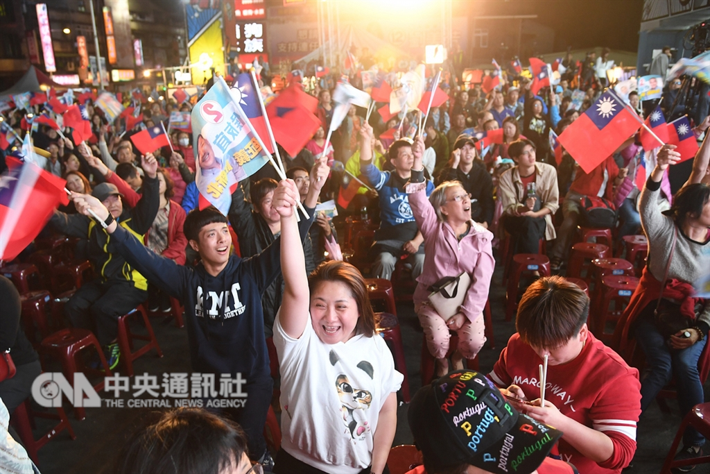 2018九合一選舉開票作業24日晚間持續展開,國民黨新北市長候選人侯友宜得票數一路領先,讓前往競總關注開票進度的民眾士氣相當高昂。中央社記者孫仲達攝 107年11月24日