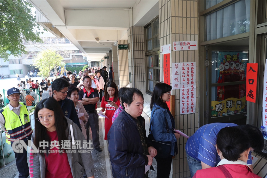 107年地方公職人員選舉及全國性公民投票案第7案至第16案24日投開票,不少投票所一早就出現排隊人潮。中央社記者吳家昇攝 107年11月24日