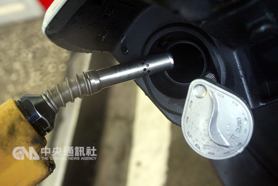 國際原油供過於求引爆沉重賣壓,紐約油價23日崩跌逾7%,創3年多來最大跌幅。(中央社檔案照片)