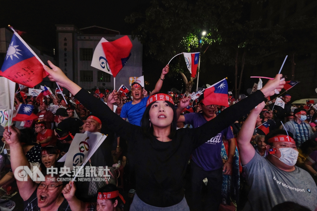 2018九合一選舉暨公投24日傍晚起陸續開票,高雄市長選情緊繃,藍綠互不相讓,國民黨高雄市長候選人韓國瑜支持者晚間在高雄市黨部外關心選情,熱情呼喊為韓國瑜集氣。中央社記者王飛華攝 107年11月24日