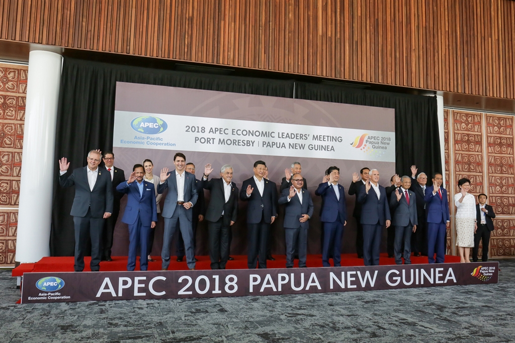 亞太經合會(APEC)領袖閉門會議18日舉行,各經濟體領袖在會前合照,APEC領袖代表張忠謀站在後排最右側,身邊是越南總理阮春福。(中華台北代表團提供)中央社記者廖禹揚傳真 107年11月18日