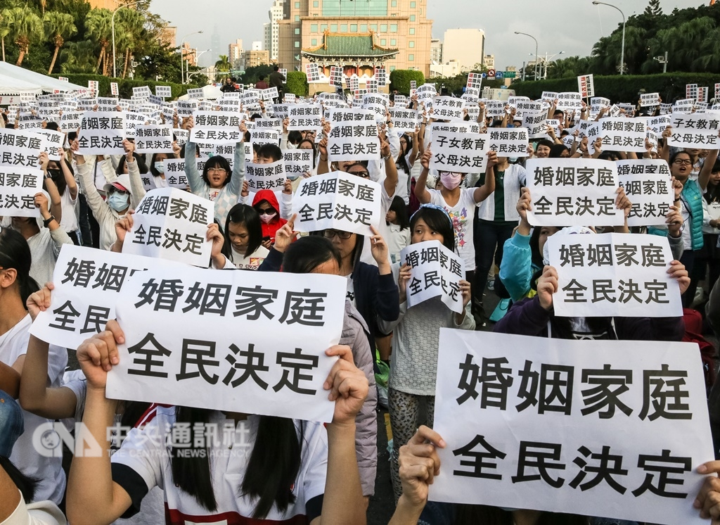 下一代幸福聯盟過去訴求「婚姻家庭,全民決定」,台灣若要改變婚姻定義,須舉辦公民投票。(中央社檔案照片)