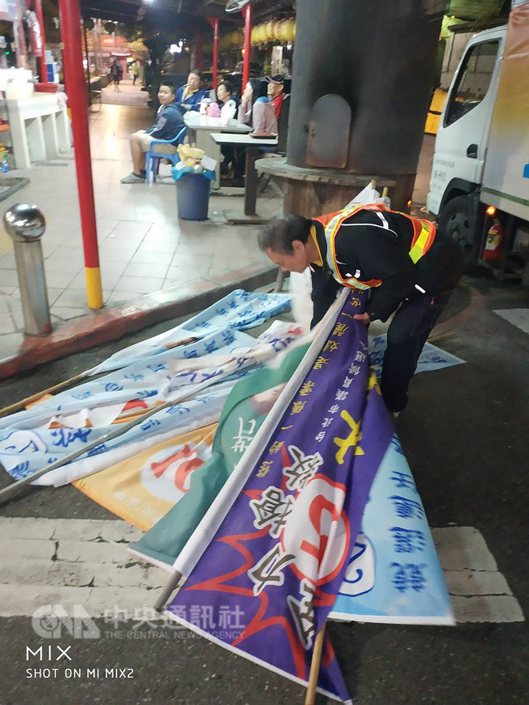 九合一選舉結束,台北市環保局25日表示,總共拆除北市競選廣告物2萬3178件,以旗幟及布條最多。(環保局提供)中央社記者梁珮綺傳真 107年11月25日