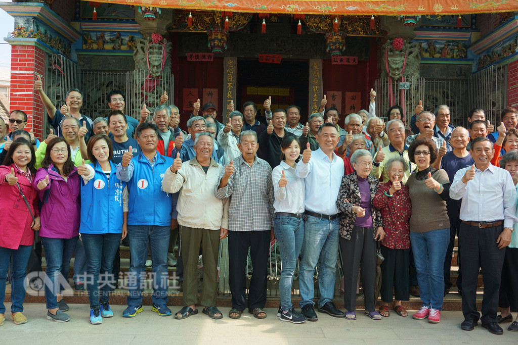 金門縣長當選人楊鎮浯(前右5)25日偕同妻子和父母來到老家湖下,到雙忠廟祭拜,鄉親宗族多人向他恭賀。中央社記者黃慧敏攝 107年11月25日