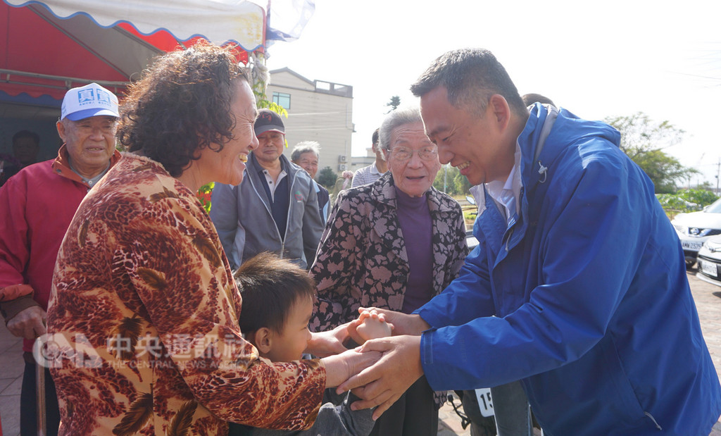 金門縣長當選人楊鎮浯(右)25日一早偕同妻子和父母來到老家湖下,到雙忠廟祭拜,並向支持他的宗親鄉親致意。中央社記者黃慧敏攝 107年11月25日