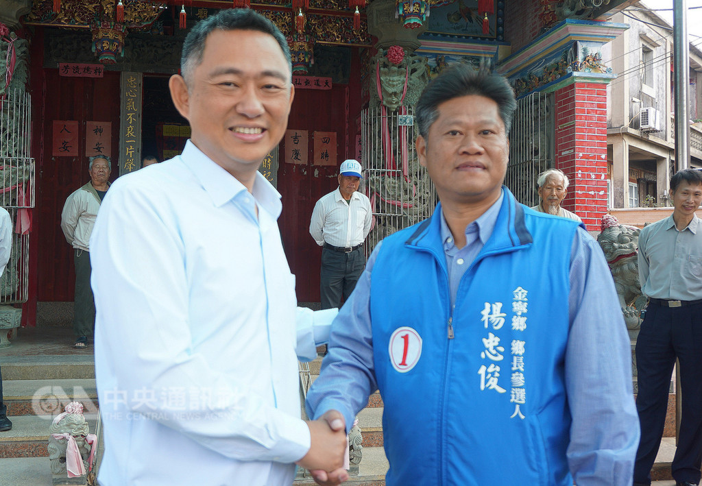 金門縣長當選人楊鎮浯(前左)25日偕同妻子和父母來到老家湖下,到雙忠廟祭拜,並向當選金寧鄉長的宗親叔公楊忠俊(前右)道賀。中央社記者黃慧敏攝 107年11月25日