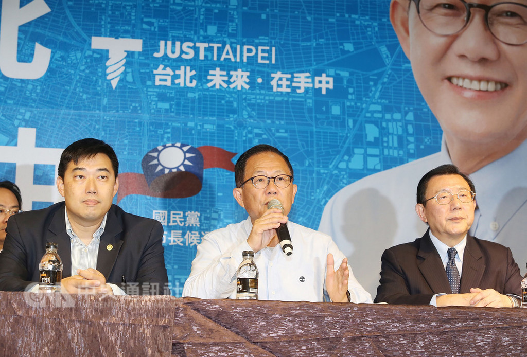 國民黨台北市長候選人丁守中(中)25日下午與律師團在競選總部召開記者會,除感謝選民的支持,並針對接下來的法律動作進行說明。右為律師周國代、左為律師葉慶元。中央社記者郭日曉攝 107年11月25日
