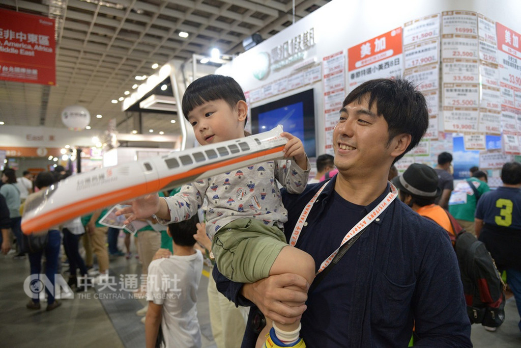 2018台北國際旅展登場第3天,今年旅展首度開放6歲以下孩童進場,25日適逢週末假日,不少民眾親子同行,參展廠商也推出不少親子遊程促銷。(台灣觀光協會提供)中央社記者汪淑芬傳真 107年11月25日