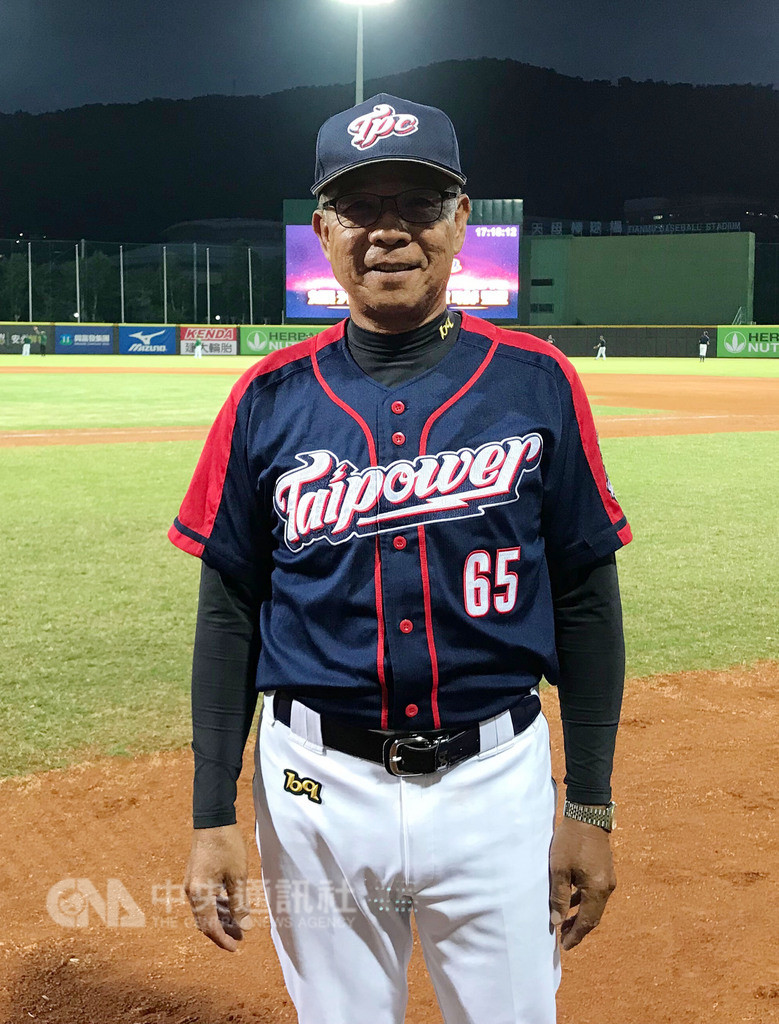 台電25日在爆米花棒球聯盟首戰奪勝,總教練李盈南(圖)表示,比賽前就看好投手范孟晨能扛起首戰先發,今天范孟晨表現中規中矩,加上打擊串聯,都是贏球關鍵。中央社記者李晉緯攝 107年11月25日