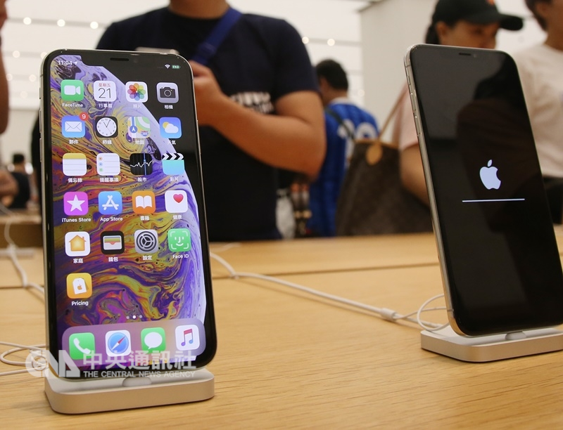 iPhone需求委靡不振,導致蘋果主要供應商鴻海以裁員因應。圖為蘋果新手機iPhone XS系列。(中央社檔案照片)