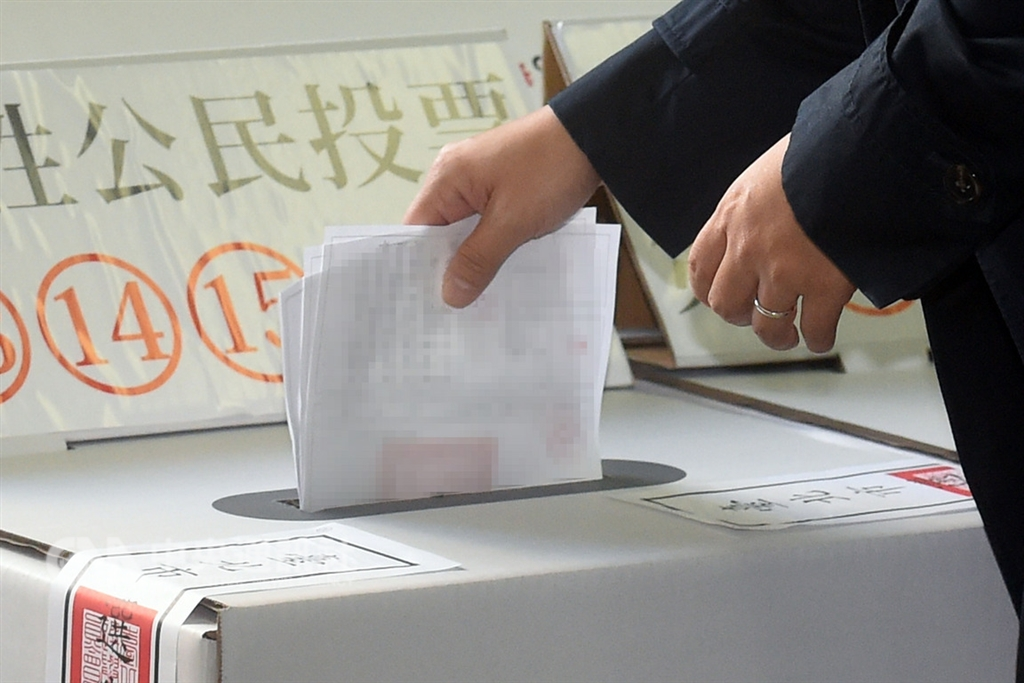 107年地方公職人員選舉及全國性公民投票案第7案至第16案登場,最多可領到15張選票,這也是民眾首次面對一次需要投下這麼多選票的情況。中央社記者孫仲達攝 107年11月24日