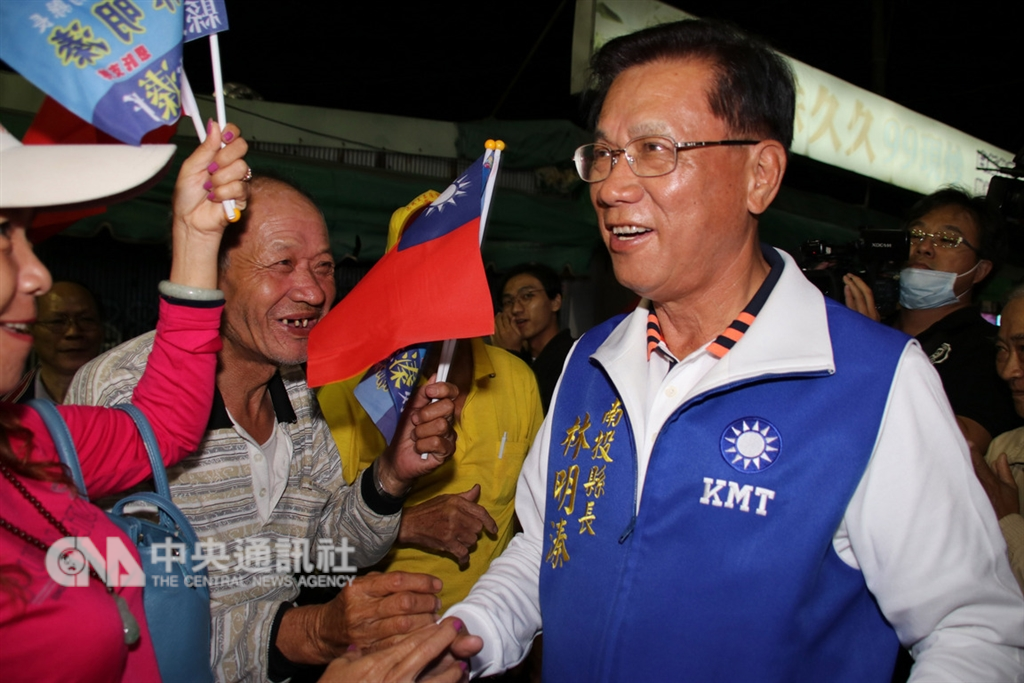 2018九合一選舉暨公投24日投開票,中國國民黨南投縣長候選人林明溱(前右)勤跑基層,配合大環境有利條件,競選連任成功。中央社記者蕭博陽南投縣攝 107年11月24日
