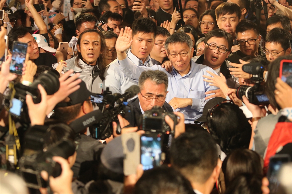 2018台北市長選舉,無黨籍候選人柯文哲(中右)等到25日凌晨,終於迎來勝選時刻,支持者情緒高亢,開心迎接柯文哲現身四四南村晚會現場。中央社 107年11月25日