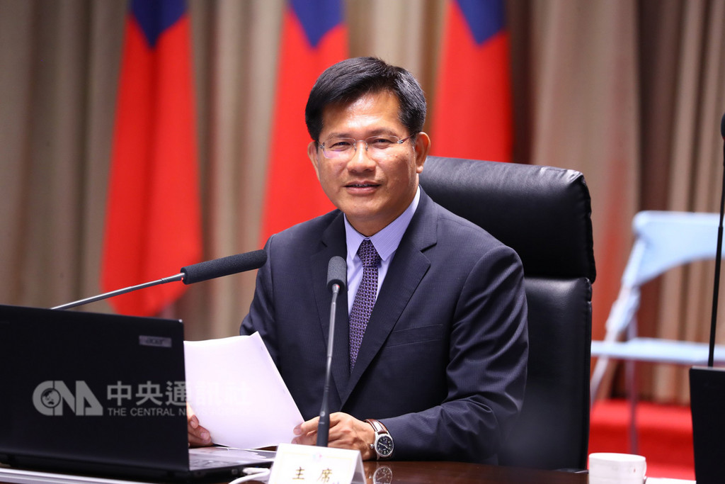 尋求連任失利的台中市長林佳龍26日出席主持市政會議時宣布,這是他任內最後一次主持市政會議,感謝所有一級主管陪他走過4年美好時刻,他將成為「自由球員」,也請大家全力配合與新市府團隊交接。中央社記者郝雪卿攝 107年11月26日