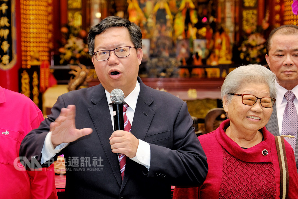 以高票數連任桃園市長的鄭文燦(左)26日表示,拚經濟、拚建設、顧民生,是民進黨未來努力方向。中央社記者吳睿騏桃園攝 107年11月26日
