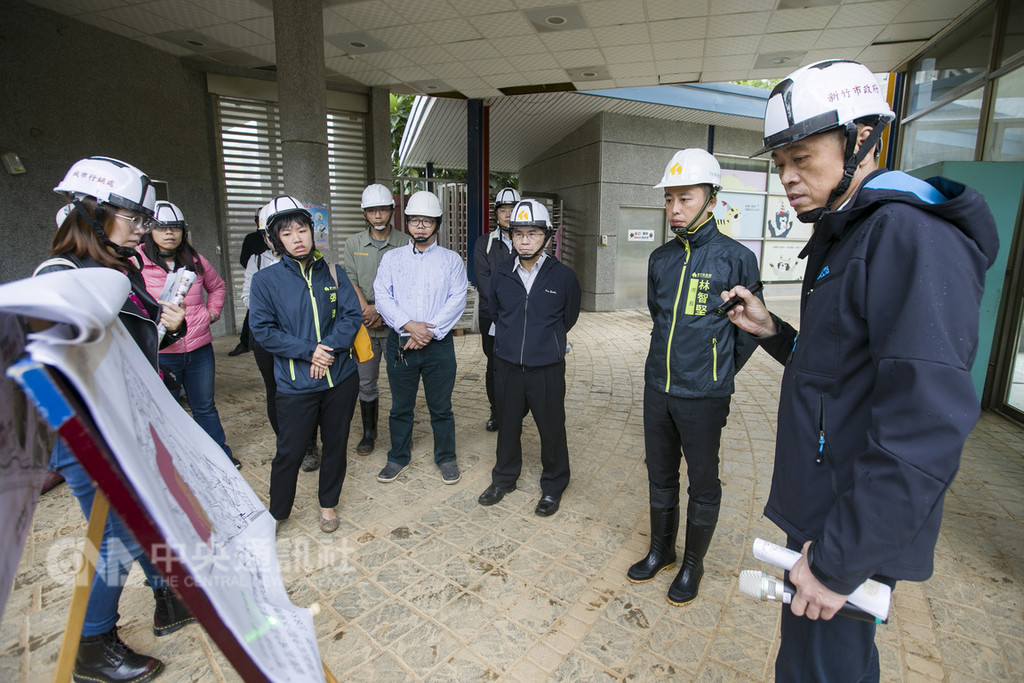 新竹市長林智堅(右2)26日到新竹市立動物園視察工程進度,除關心動物健康狀況,更要求工程品質、妥善保存園內歷史建築。(新竹市政府提供)中央社記者魯鋼駿傳真 107年11月26日