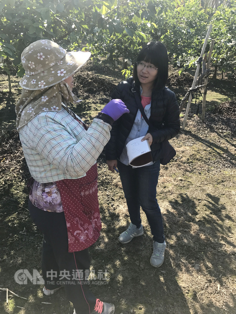 全台首位實習植物醫師高佩琳(右)說,民國105年到高雄美濃實習、下鄉服務,盼儘速立法,實習3年後應考,成為植物醫師精進農業。(高佩琳提供)中央社記者楊淑閔傳真 107年11月26日