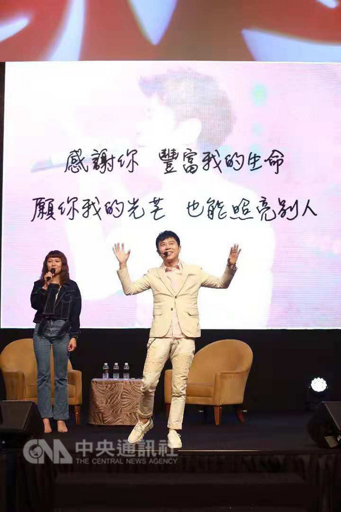 歌手伍思凱(右)日前在馬來西亞辦個人首場人生講座和一場迷你演唱會,談到音樂歷程,伍思凱透露,19歲的他開始走唱各大餐廳,曾在3個月內學會600首英文歌。(天空實驗提供)中央社記者江佩凌傳真 107年11月26日