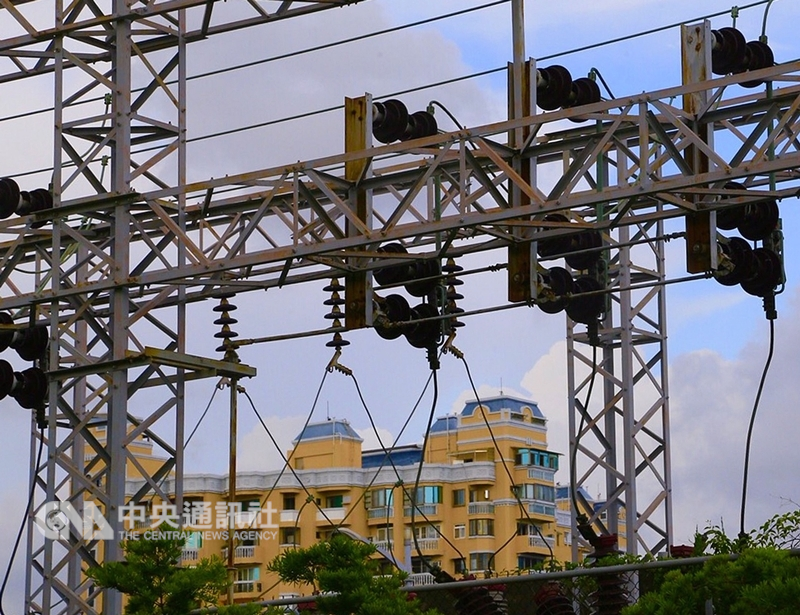 「以核養綠」等3項能源公投過關,對此台電表示,深澳電廠停建已成定局,未來台電仍將依計畫降低火力發電比例。(中央社檔案照片)