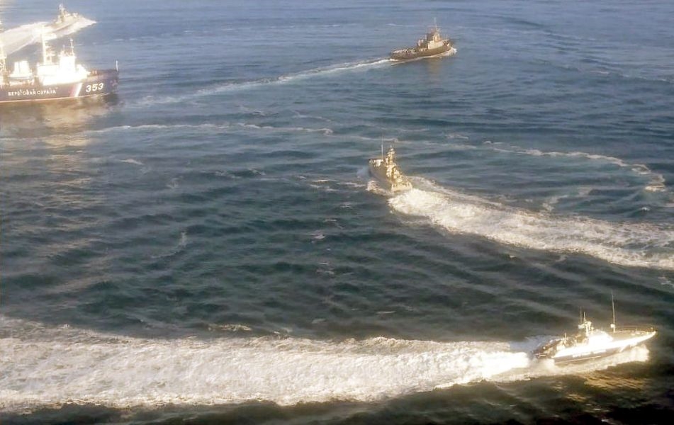 俄羅斯25日在克里米亞半島旁的克赤海峽向3艘烏克蘭海軍船艇開火並扣留3船。(圖取自烏克蘭軍事網 www.ukrmilitary.com)