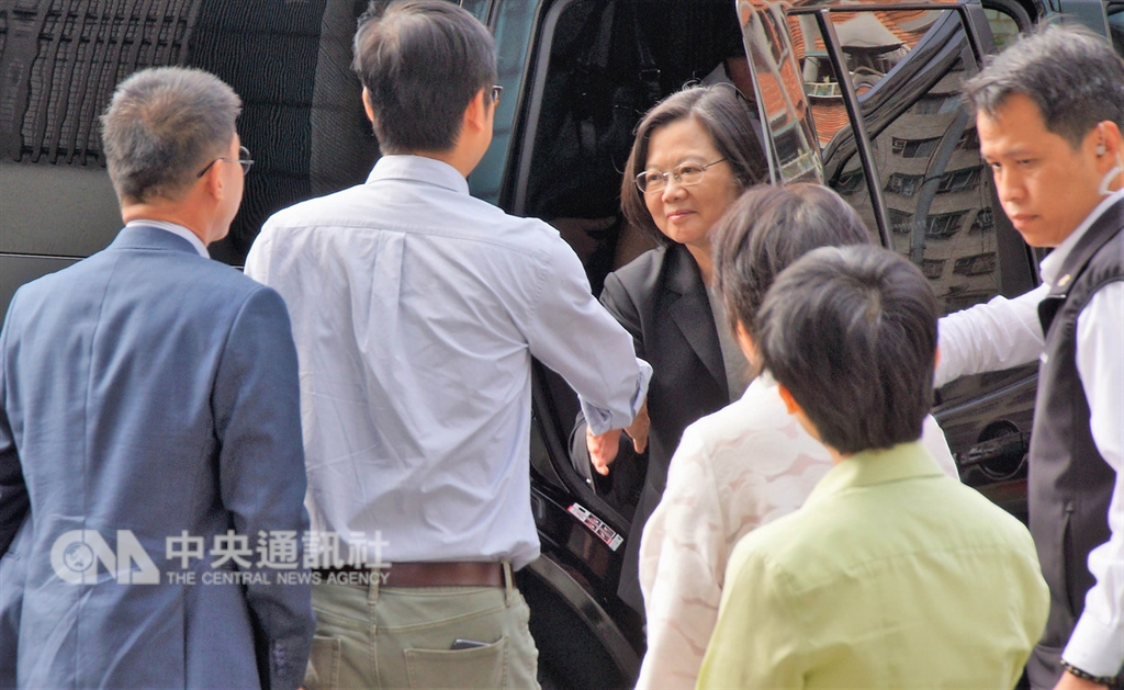 民進黨九合一大選挫敗,高雄市長候選人陳其邁(中左)落選。辭去民進黨主席的蔡英文(中右)27日下午到高雄參加陳其邁後援會會長座談,陳其邁上前迎接蔡總統下車。中央社記者程啟峰高雄攝 107年11月27日
