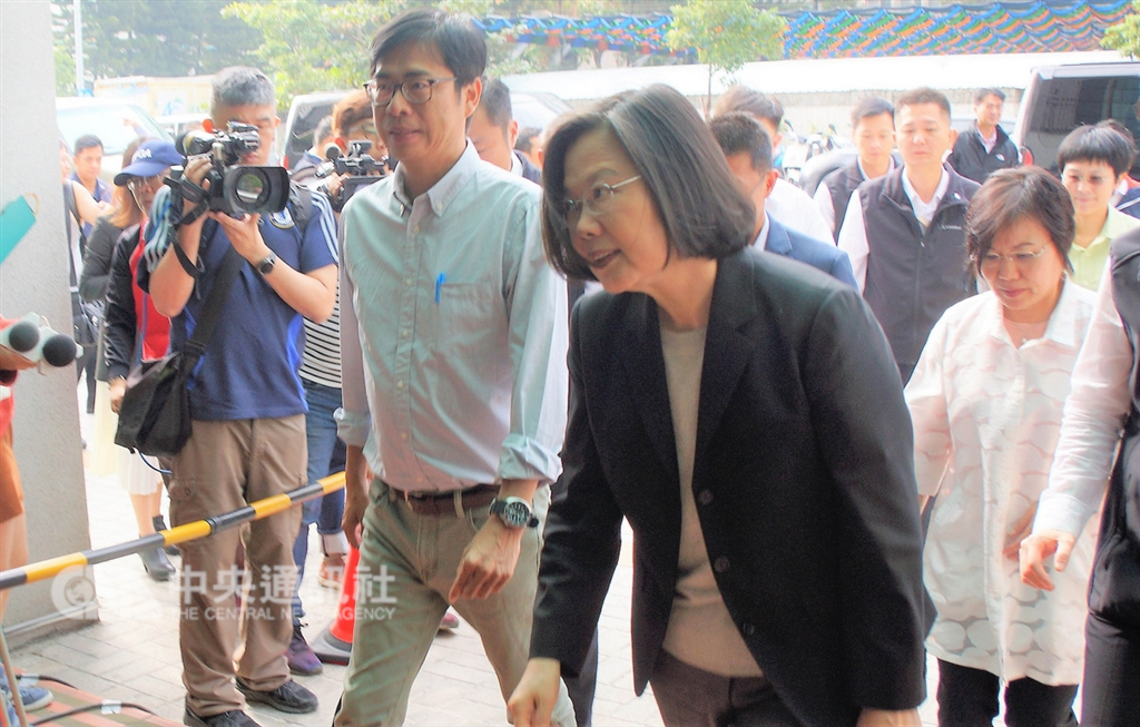 民進黨九合一大選挫敗,高雄市長候選人陳其邁(前左)落選。辭去民進黨主席的蔡英文(前右)27日下午到高雄參加陳其邁後援會會長座談。中央社記者程啟峰高雄攝 107年11月27日