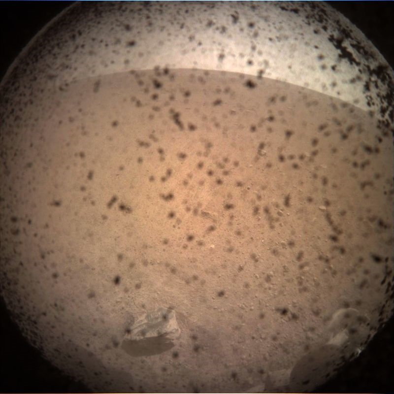 研究火星深層地質的機器人探測器「洞察號」成功登陸後回傳首張拍攝照片。(圖取自網頁mars.nasa.gov)