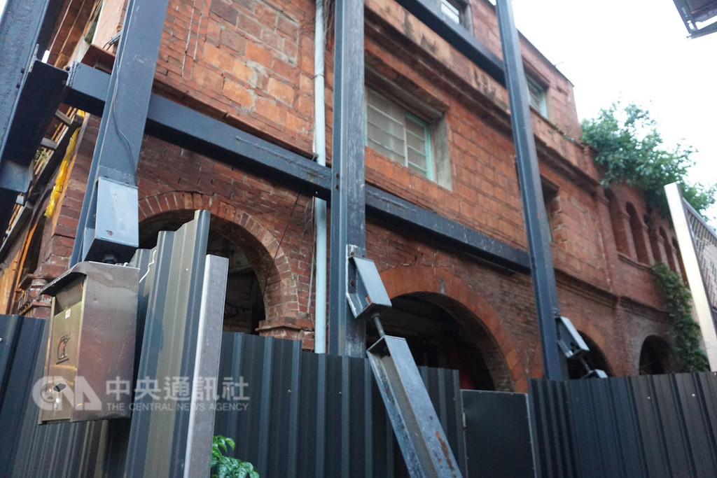 金門縣知名街景「模範街」修復案歷盡多年波折,工程終於在近期發包施作,文化局長呂坤和說,修復工程不但保存模範街原始風貌,更建立修復典範。中央社記者黃慧敏攝 107年11月27日