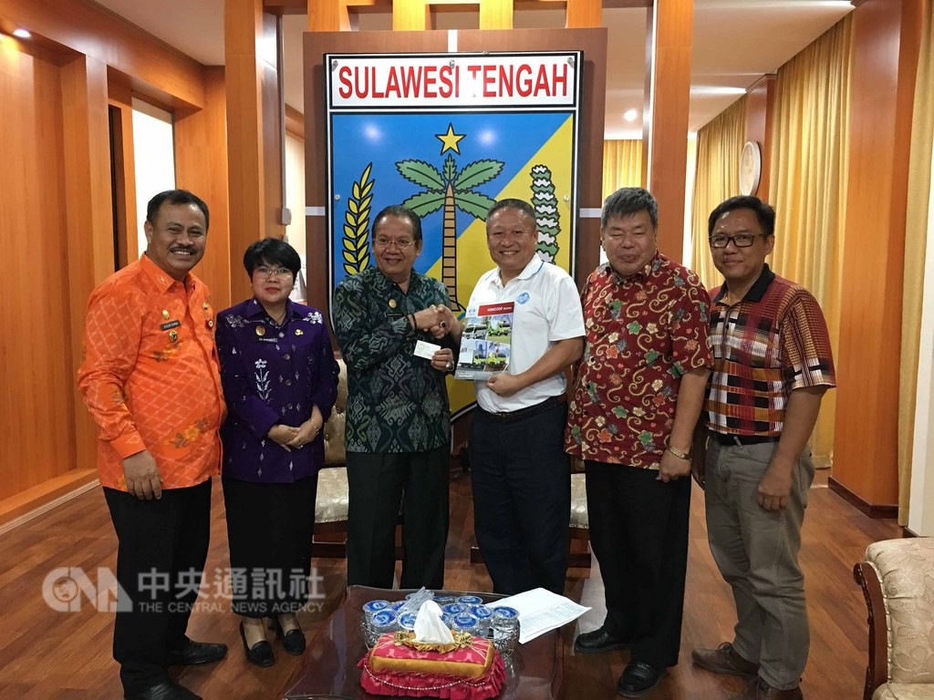 印尼中蘇拉威西省9月底遭海嘯及地震重創,由印尼台商組成的三輪慈善基金會前進災區賑災,獲中蘇拉威西省長龍基(左3)接見致謝。(三輪基金會提供)中央社記者周永捷雅加達傳真 107年11月27日