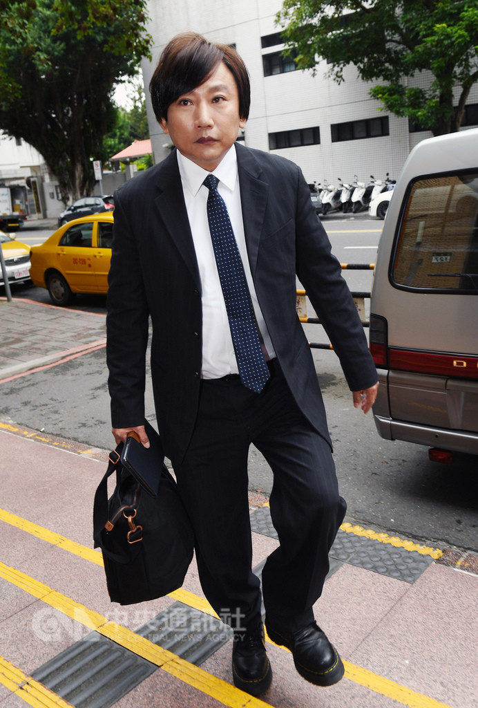 藝人秦偉涉嫌性侵造型師、編劇及粉絲,一審判刑8年,經上訴,台灣高等法院27日開庭,秦偉上午出庭前堅稱自己無罪。中央社記者施宗暉攝 107年11月27日
