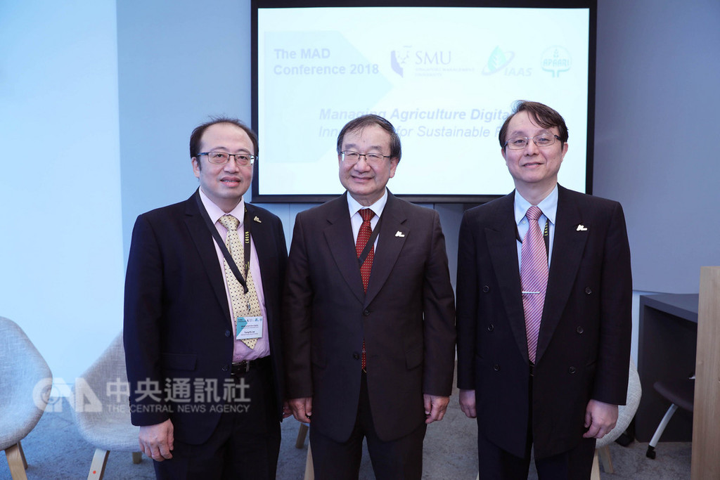 數位農業研討會27日在新加坡登場,台灣學者提出植物工廠、區塊鏈備受關注,圖為IAAS理事長魏正毅(中)、台大教授方煒(右)、中興大學教授李宗儒(左)合影。中央社記者黃自強新加坡攝 107年11月27日