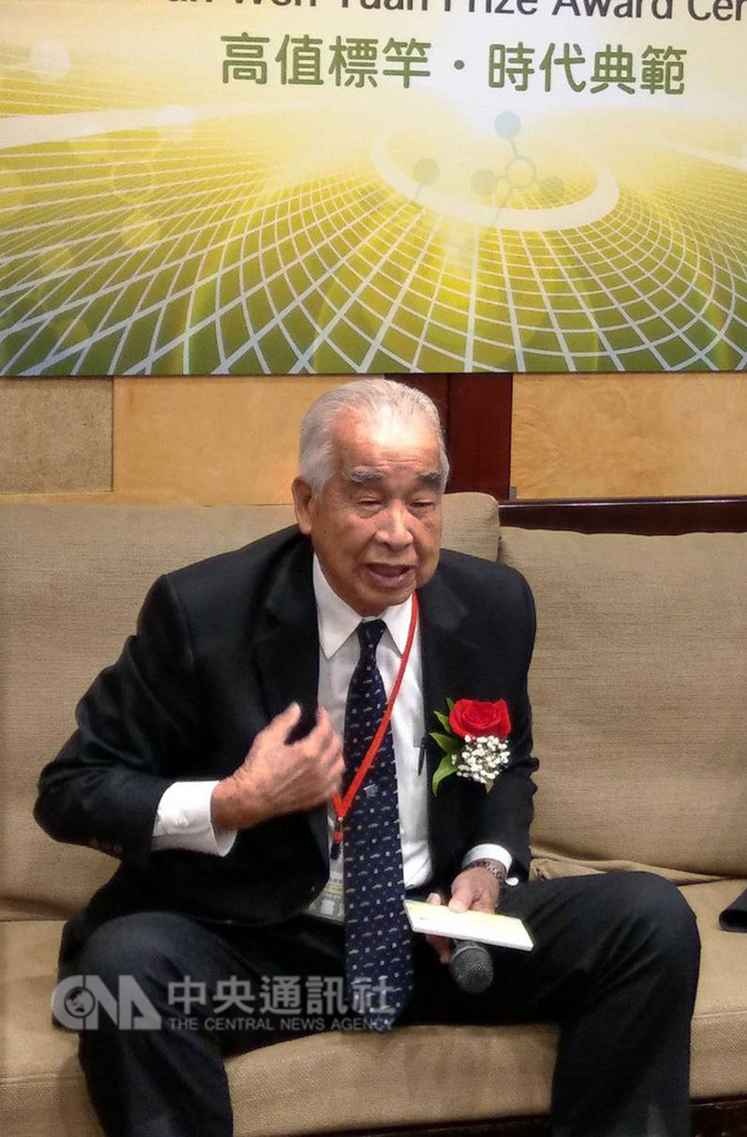 長春石化總裁林書鴻(左)27日獲得「潘文淵獎」,他呼籲政府要求石化業生產高值化產品時,應該洞悉未來關鍵材料和零件為何,並鼓勵石化業生產,讓台灣石化業立於不敗之地。中央社記者韋樞攝 107年11月27日