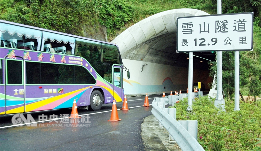 高公局副局長吳木富指出,預計從2019年3月起,雪山隧道的大小型故障車輛拖救費的基本費將加收新台幣1500元。(中央社檔案照片)