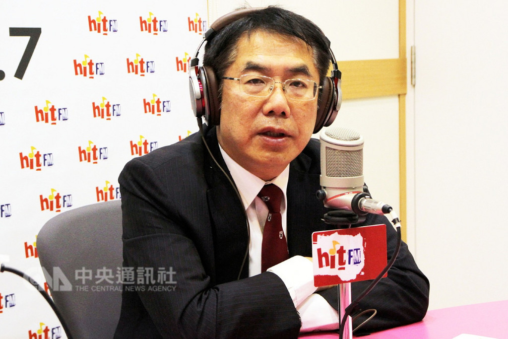 民進黨籍台南市長當選人黃偉哲28日上午接受台北之音節目「蔻蔻早餐」專訪表示,上任後會兌現凍漲房屋稅政見,不搞意識型態對抗。(Hit Fm蔻蔻早餐製作單位提供)中央社記者楊思瑞台南傳真 107年11月28日