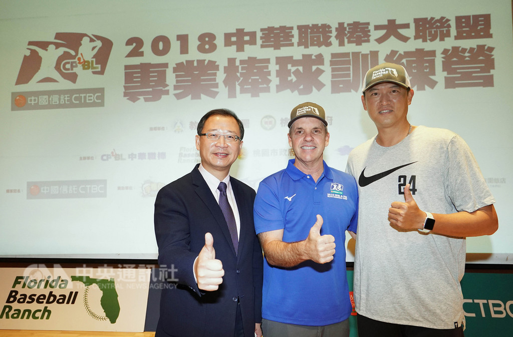 中華職棒連2年請來佛州棒球農場(FBR)團隊舉辦訓練營,投手教練營28日登場,農場創辦人蘇利文(中)指出,「台灣投手整體向上提升,打者能力也能跟著提升」。左為中職會長吳志揚,右為旅美球星王建民。(中華職棒提供)中央社記者謝靜雯傳真 107年11月28日