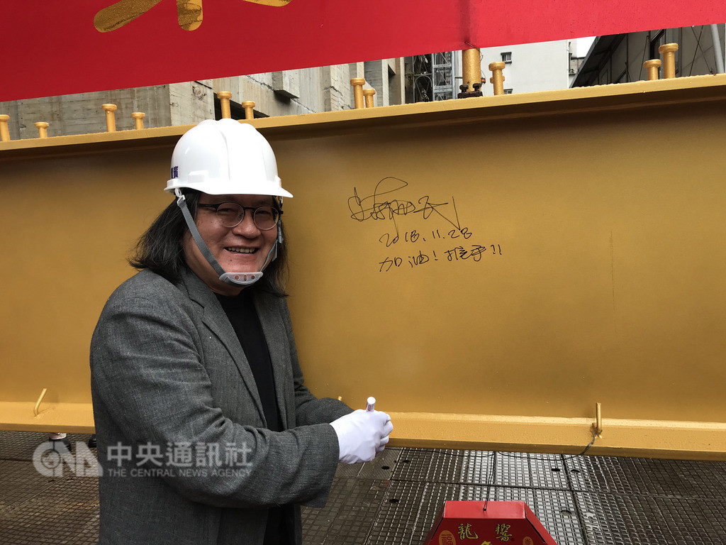 台北市長柯文哲連任成功,北市都市發展局長林洲民(圖)28日下午受訪時被問及是否留任,林洲民表示,會繼續把未來4年的事情做好。中央社記者劉建邦攝 107年11月28日