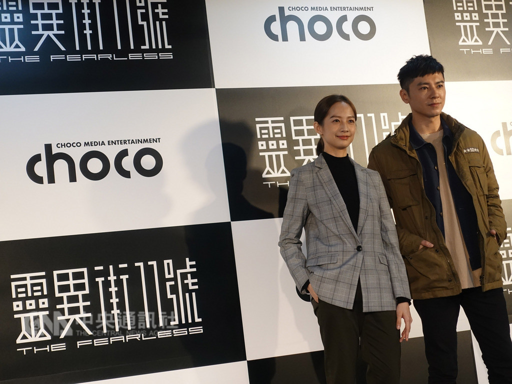 戲劇「靈異街11號」劇組28日在台北舉行卡司發布會,男、女主角分別由演員李國毅(右)和簡嫚書(左)擔綱演出。中央社記者江佩凌攝 107年11月28日