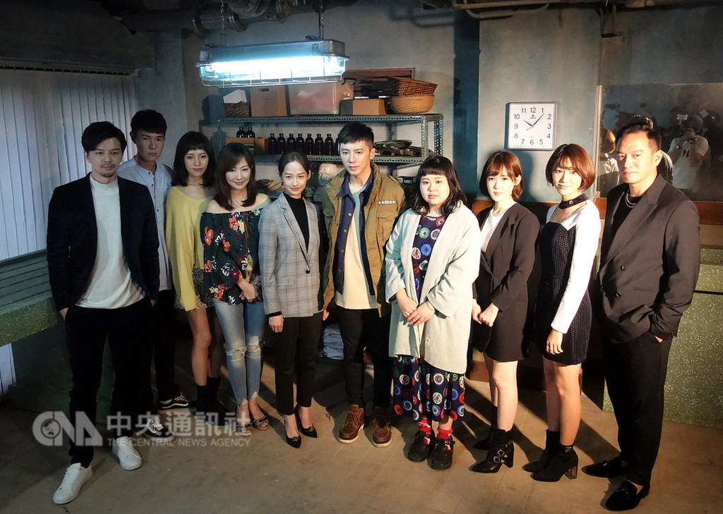 戲劇「靈異街11號」劇組28日在台北舉行卡司發布會,同時公開片中重要場景,包含葬儀社、法醫解剖室、洗屍間等,主要演員群在片場合影。中央社記者江佩凌攝 107年11月28日