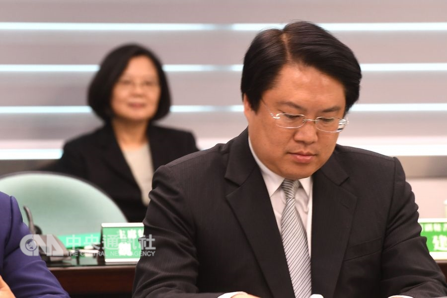 民進黨28日下午舉行中常會,中常委一致推舉基隆市長林右昌(前)擔任代理主席。中央社記者孫仲達攝 107年11月28日