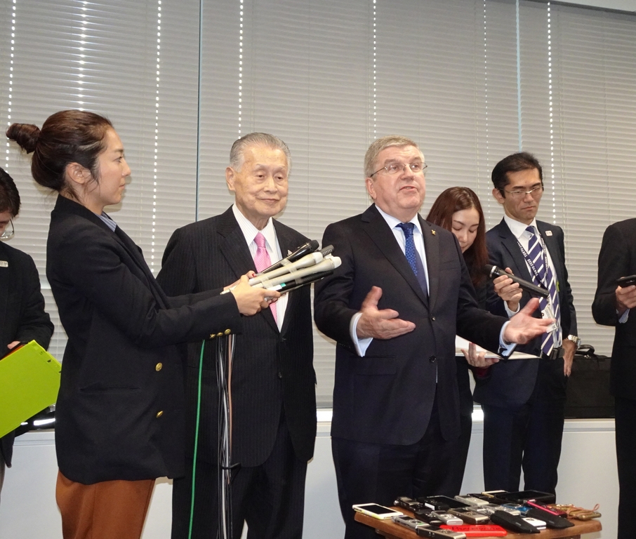 國際奧會主席巴赫(Thomas Bach)(中)28日在東京出席國際奧會執委會前,拜會東京奧運暨帕運組織委員會會長、前日相森喜朗(左2)。巴赫受訪再度表示,歡迎中華台北參加2020東奧。中央社記者楊明珠傳真 107年11月28日