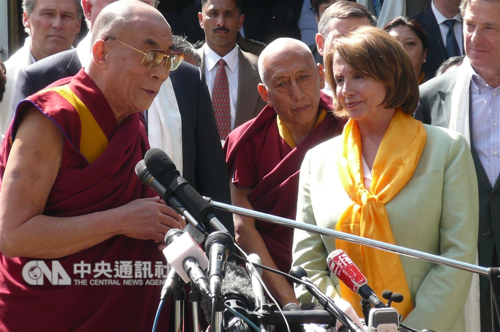 裴洛西(前右)長期關注中國人權、對中國立場強硬。圖為裴洛西在西藏流亡政府所在地印度西北山城達蘭薩拉,會晤達賴喇嘛。(中央社檔案照片)