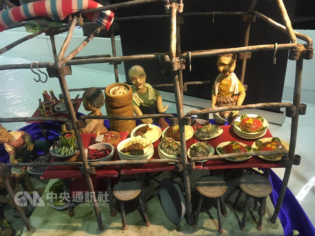 高雄正修科技大學餐飲管理系老師陳怡君的杏仁糕作品「總鋪師」,仿真呈現出豬腳麵線、紅蟳米糕,在盧森堡國際廚藝競賽上拿下金牌。(陳怡君提供)中央社記者唐佩君布魯塞爾傳真 107年11月29日