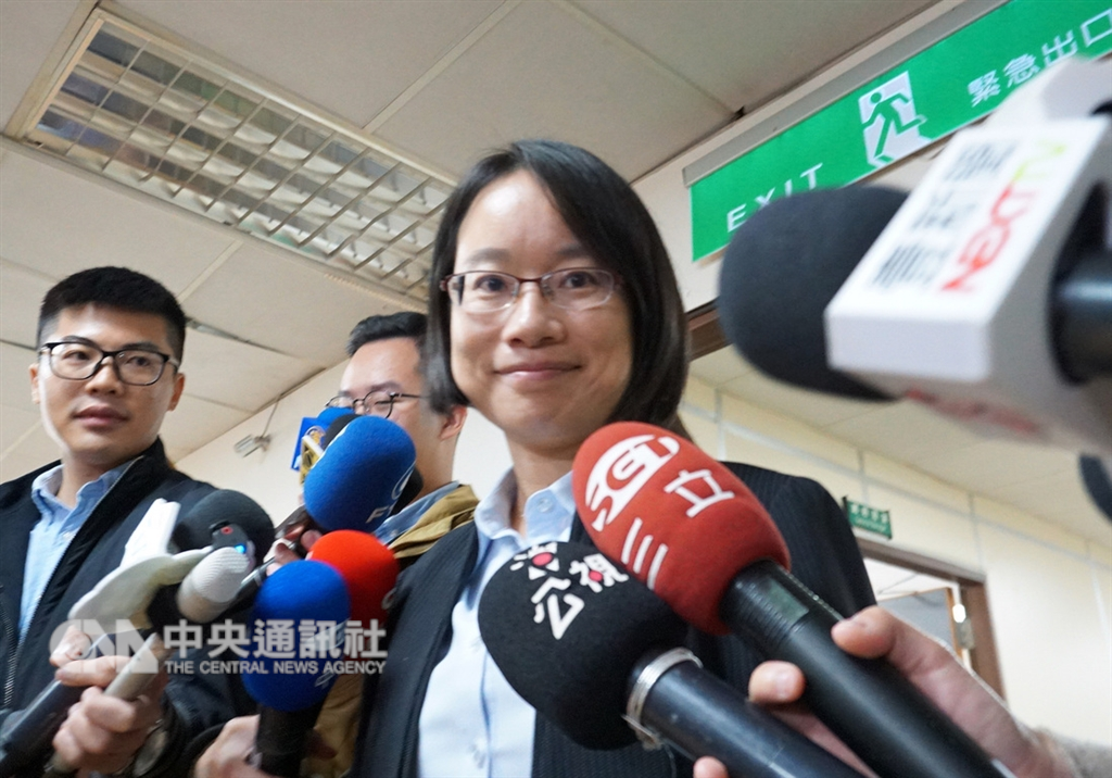 台北農產運銷公司總經理吳音寧(前)29日上午在媒體要求下對外說明,她表示,個人去留不重要,交由董事會決定。中央社記者劉建邦攝 107年11月29日